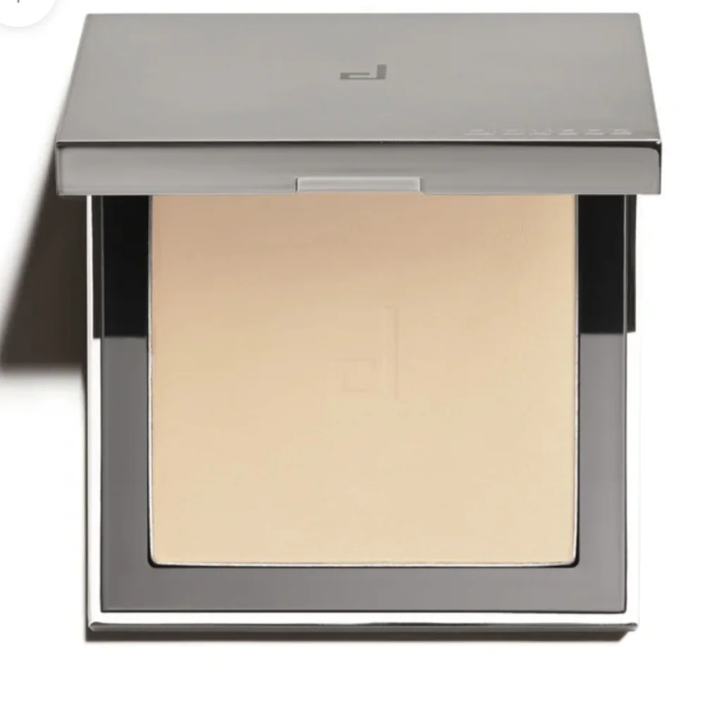 NWOT Doucce Cache Creme Powder Foundation NL1